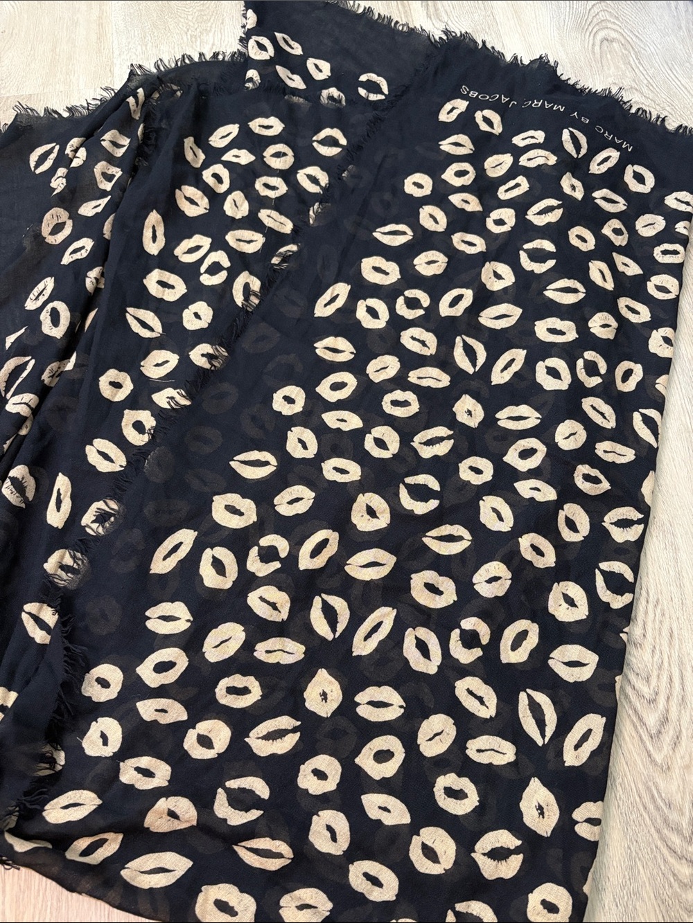 Marc by Marc Jacobs Mademoiselle Kiss Lips Print Scarf One Size novelty designer - Picture 3 of 6